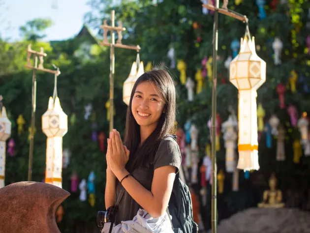 How to greet in Different cultures - Wai / Kiss