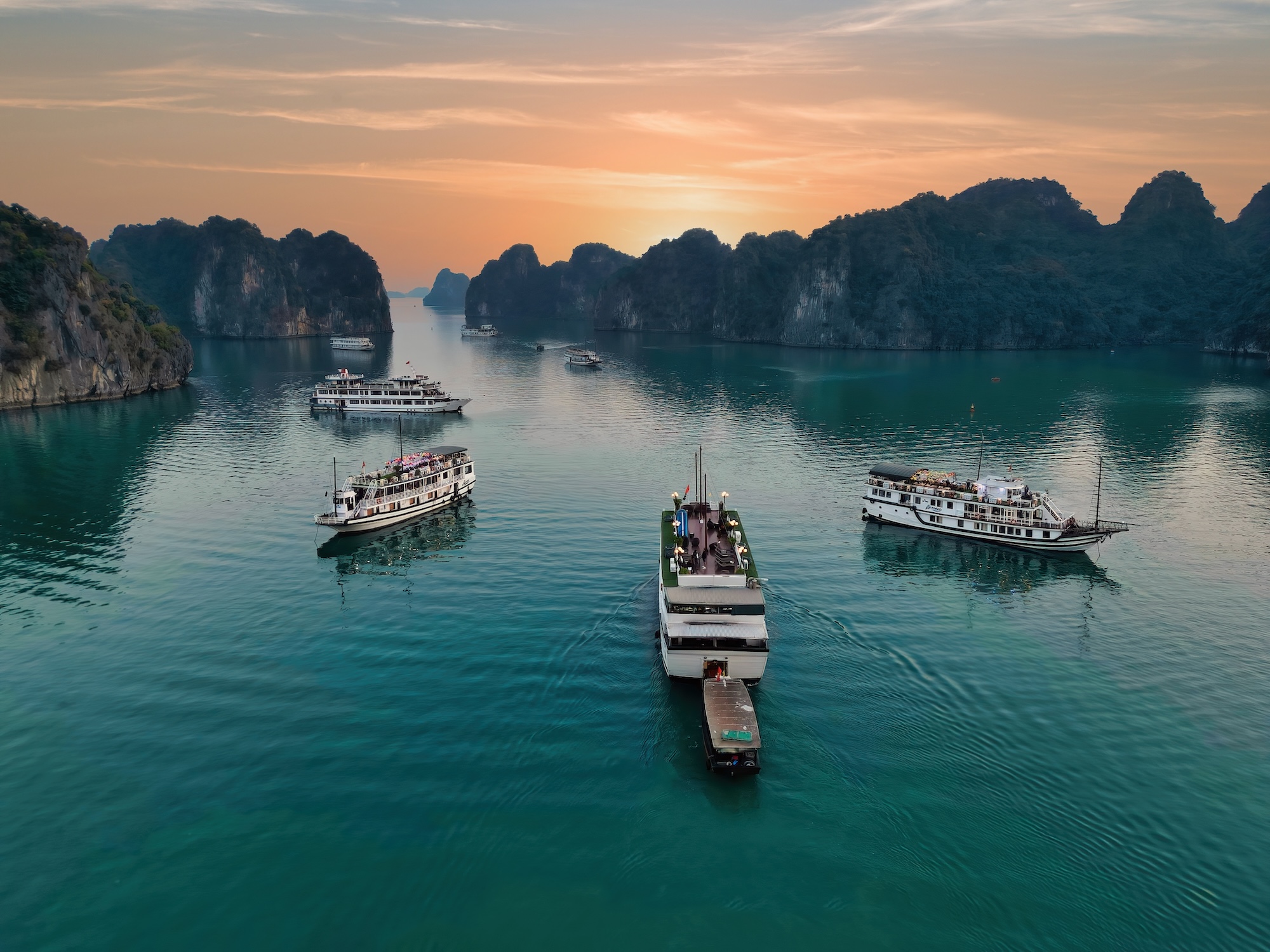 Bai Tu Long Bay