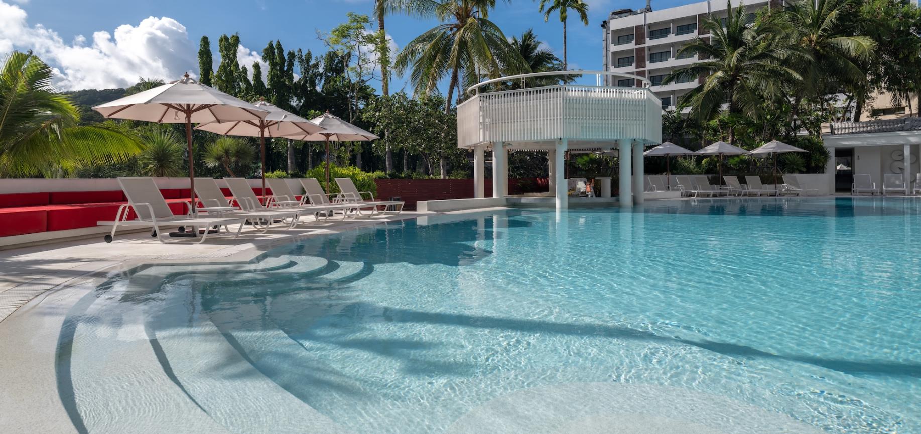 splash pool bar