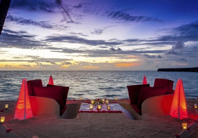 Sand Sofa Dinner