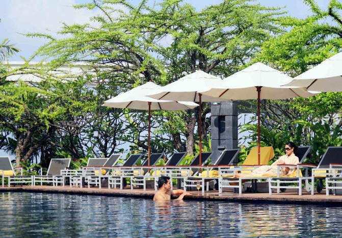 Poolside Bar at Centara Grand at Centralworld