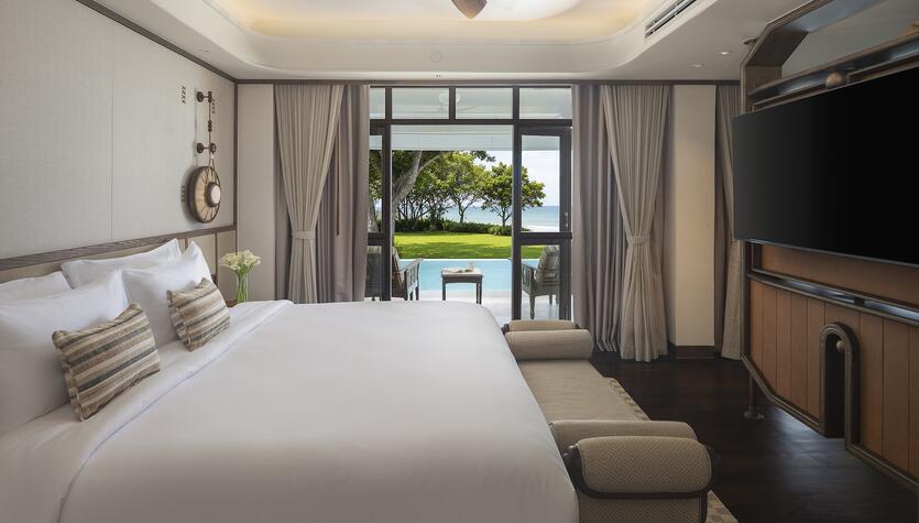 Deluxe Suite Pool Access King