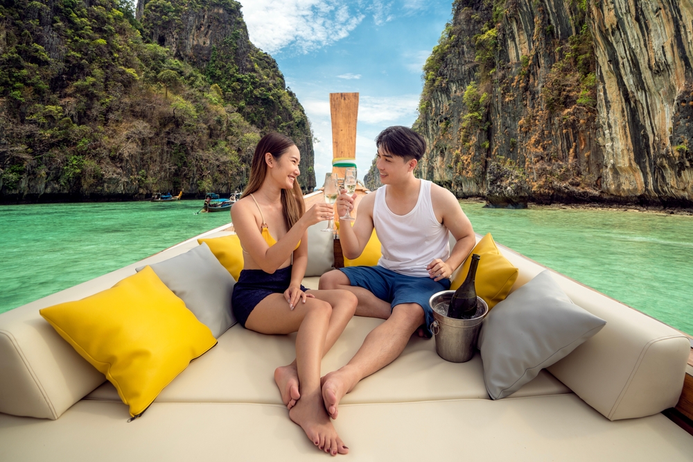 ทริปนั่งเรือหางยาวเที่ยวเกาะกิจกรรมยอดฮิตจากที่พักที่ดีที่สุดสำหรับฮันนีมูนในภูเก็ต