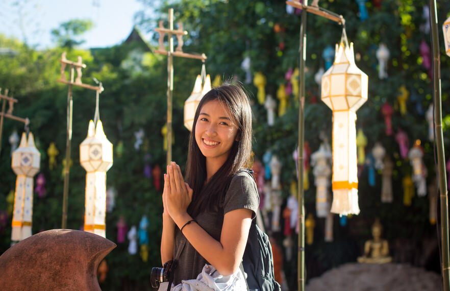 How to greet in Different cultures - Wai / Kiss