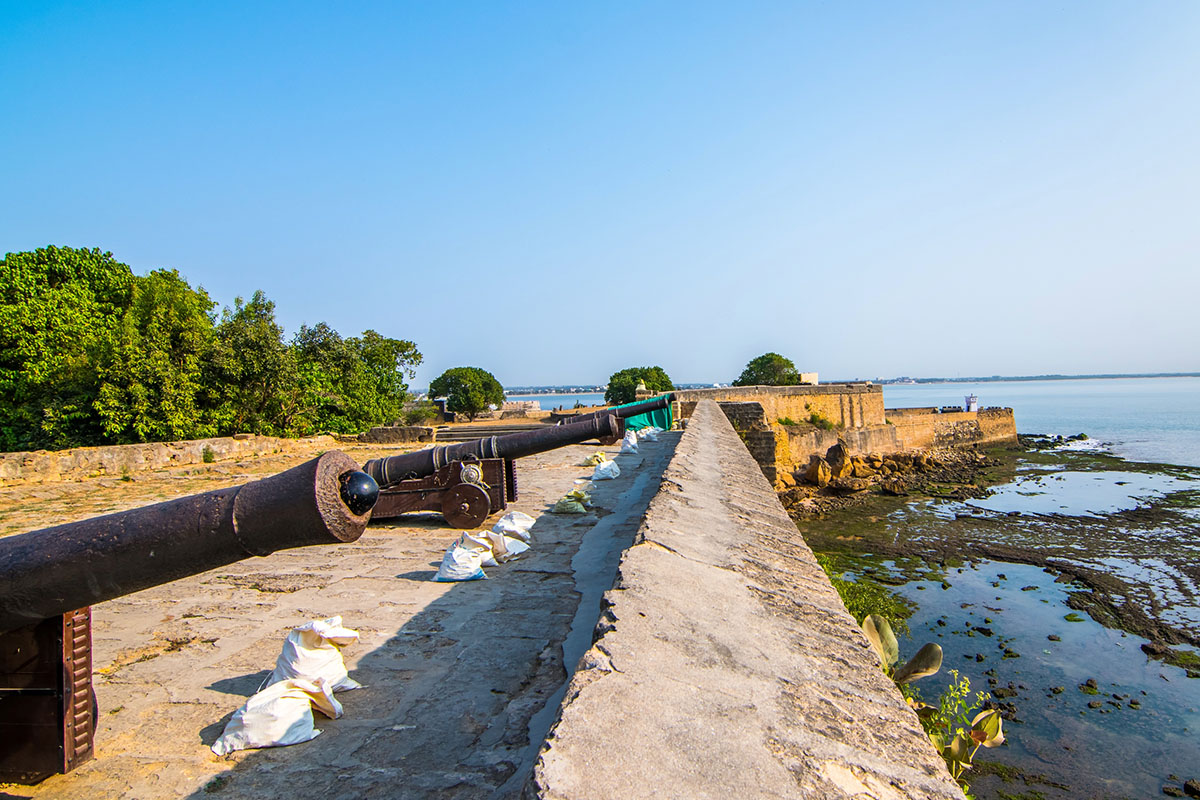How does Centara Maldives contribute to nature conservation?